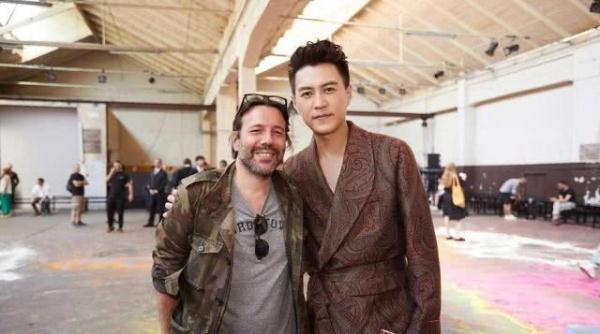 靳东分享俩儿子日常，小儿子会喊爸爸了，大儿子长大了会拍照