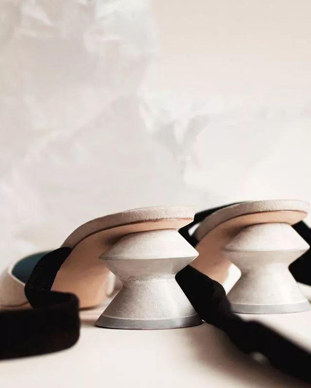 拖鞋要带点跟才好看