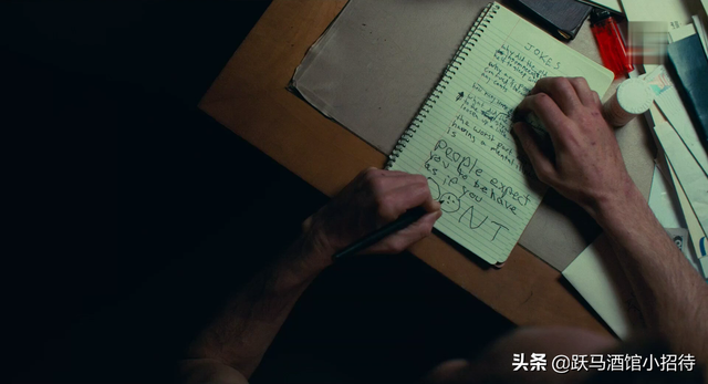 杰昆·菲尼克斯的《小丑》究竟牛在哪，看看这些可怕的细节