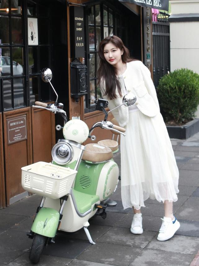 爱玛推出“网红车”蛋蛋2023 轻奢浪漫有格调