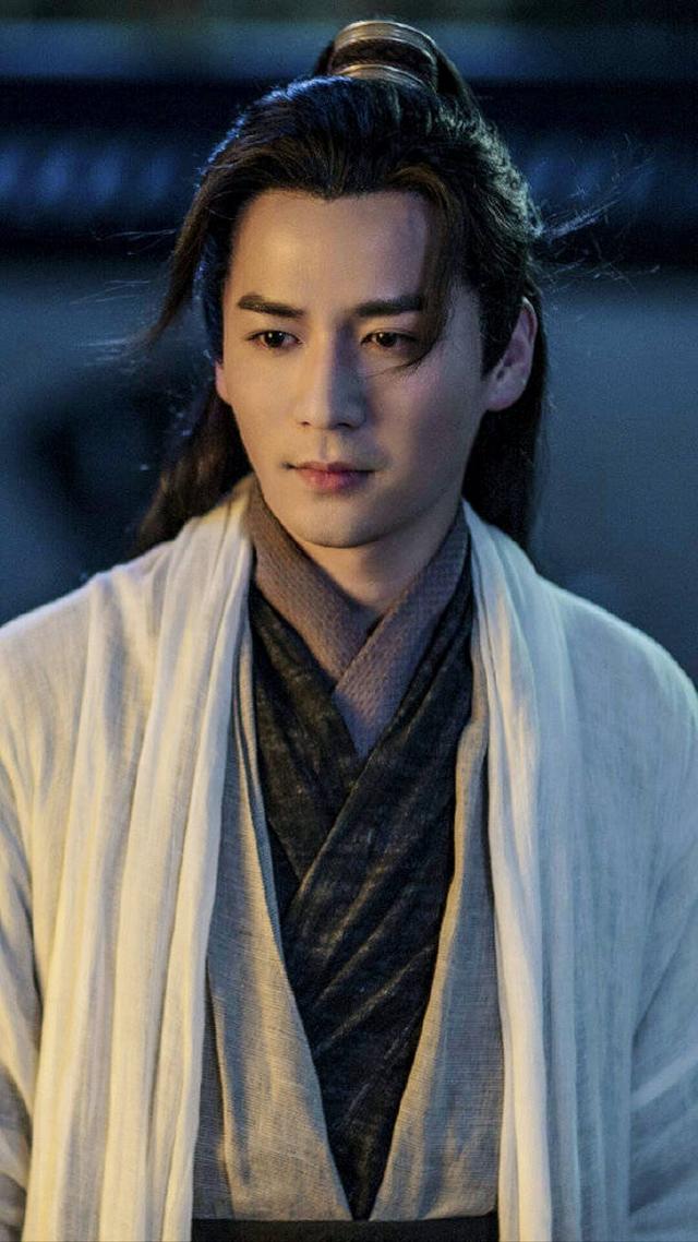 34岁男星与神秘女牵手曝光，疑被拍到同居实锤，曾当街热吻不避嫌