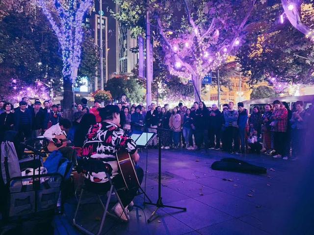 街头歌手在直播间