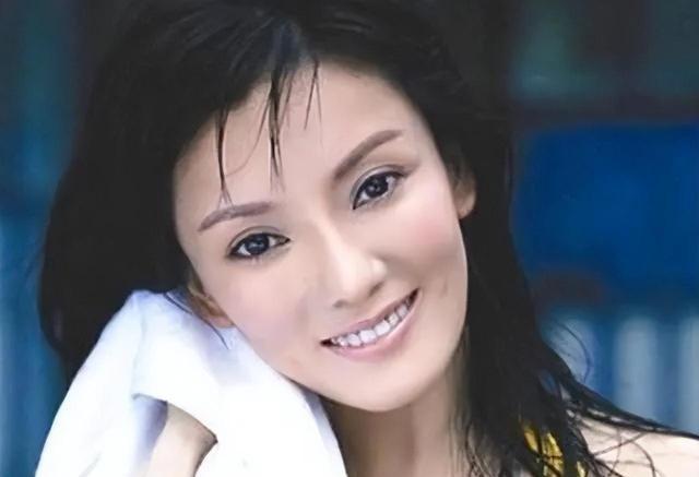 魔鬼身材彭丹，被称三级片“波神”，却转型为国际经济研究院院长