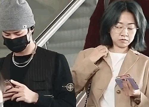 王一博曾被前经纪人黑脸翻白眼，签字现场3次回头问话被无视