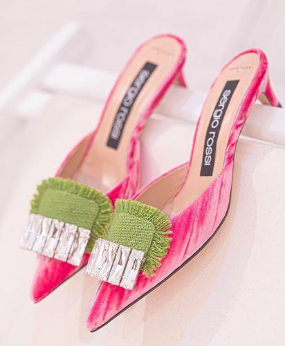 拖鞋要带点跟才好看