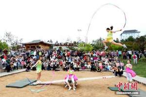 荡秋千图片(摔跤 跳板 荡秋千：延吉朝鲜族花样民俗庆端午)