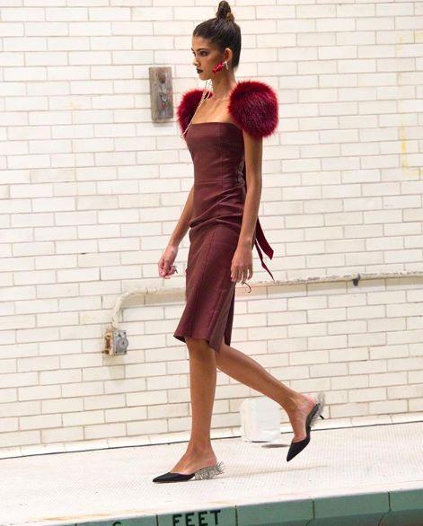 拖鞋要带点跟才好看