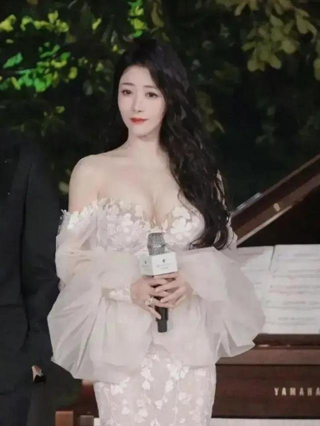 娱乐圈：陈紫函携夫亮相，低胸纱裙秀火辣身材，胸部大半裸露在外