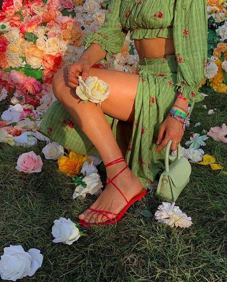 拖鞋要带点跟才好看