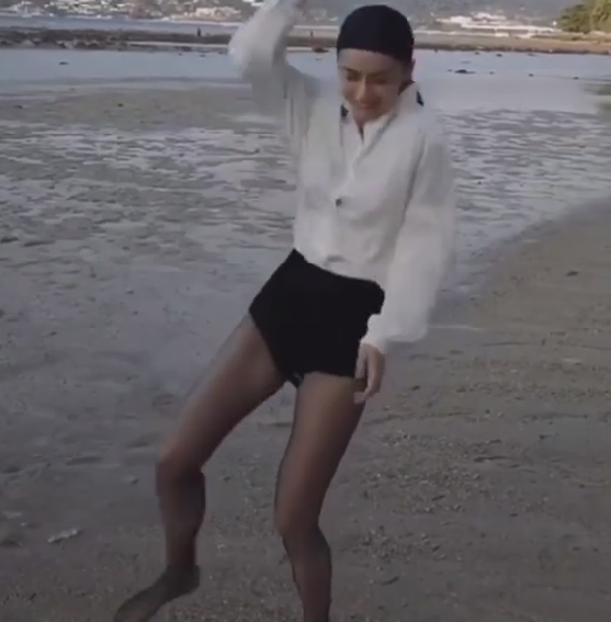 都说穿“黑丝袜”显腿细，看到baby上身效果，一般人真模仿不来