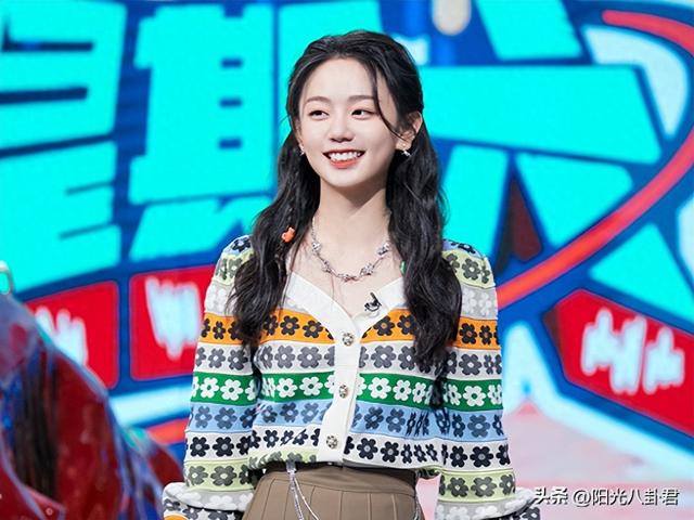 大瓜！新人女主持遭湖南卫视打码，被曝高调交往许嵩，刚红就出走