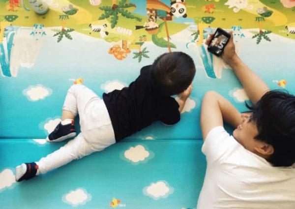 靳东分享俩儿子日常，小儿子会喊爸爸了，大儿子长大了会拍照