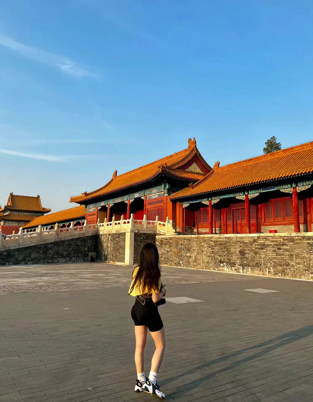 海一天夫妇同游故宫大秀恩爱!老婆穿紧身背心,白皙丰腴美腿瞩目