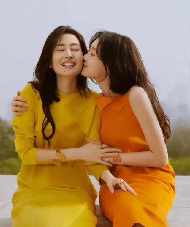 49岁刘敏涛惊艳秀女儿，13岁美丽超越母亲！