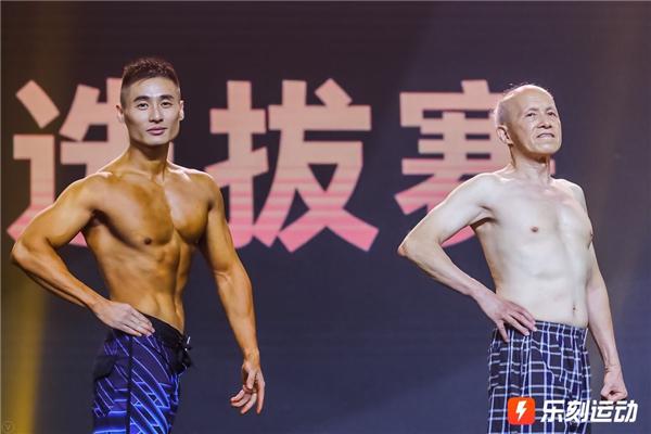 这个73岁的老伯不简单，竟在健身比赛和一群年轻小伙一起秀肌肉