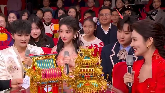 元宵晚会小撒太搞笑了，朱迅疑整容五官大变，51岁看着像20岁姑娘
