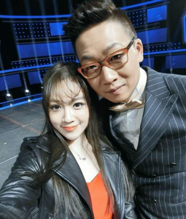 主持人林海：当红时从央视跳槽，两任妻子都是同行，如今生活幸福