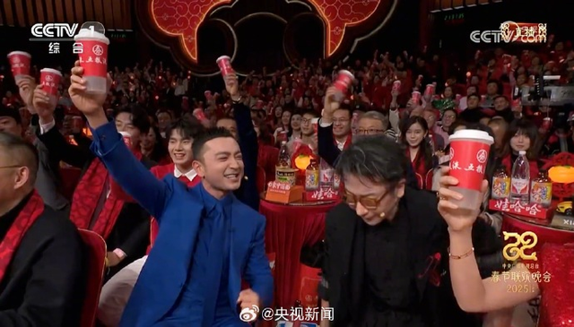 冲上热搜！钟楚曦薛凯琪刘惜君同台共唱，毛晓彤甜度爆表！网友：美得我眼前一亮又一亮