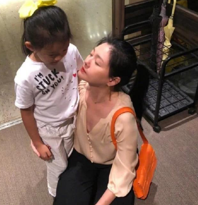 大S女儿“公主坐”引称赞，网友：气质出众，这才是真正的教养