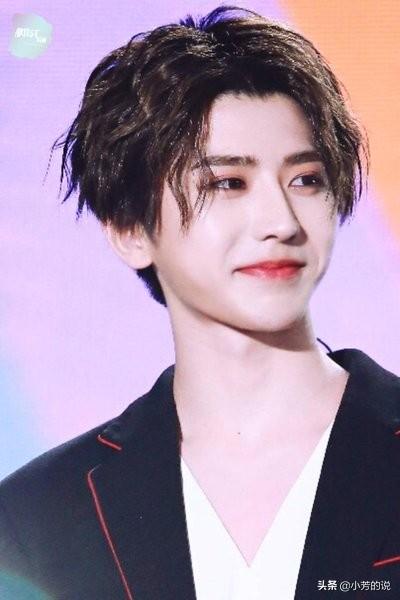 贵圈艺人学历:蔡徐坤王一博高中,黄明昊小学,还有小学没毕业的