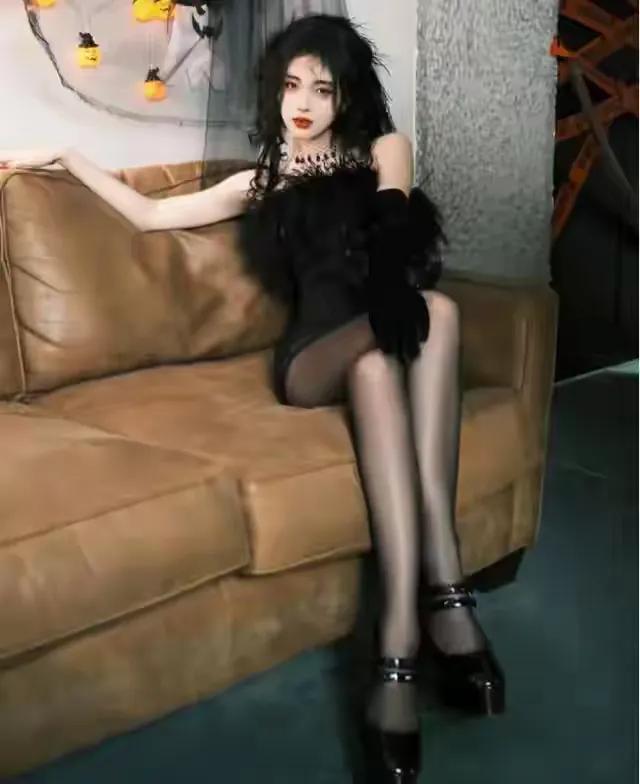 夏日热潮：鞠婧祎泳装美照引发网友狂赞！