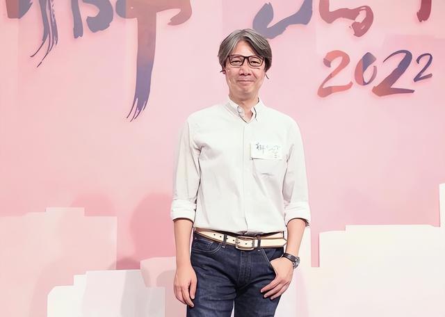 知名港星满头白发出镜！自觉年龄大不愿染发，出轨港姐事业尽毁