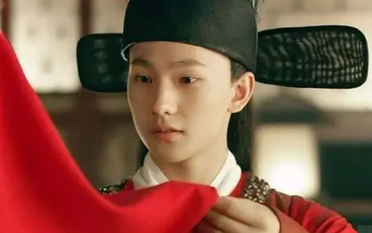 李沁撤单身声明被疑脱单，杨洋成怀疑对象，两人青涩过往确实很甜