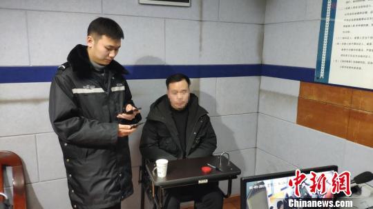 一男子在火锅店投屏播放淫秽视频被警方刑拘