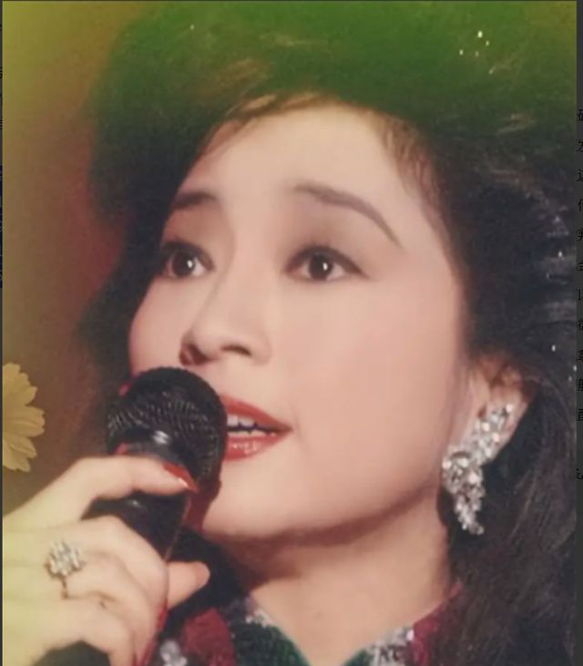 她宁愿离婚也不愿意把国籍换成美国，春晚破例第一人，74岁仍单身