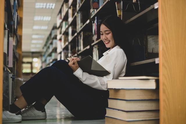 小说：逃课的少女竟被章鱼怪物外形的班主任感化……