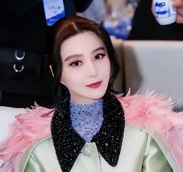 43岁范冰冰和弟弟豪宅做饭，范丞丞亲自下厨，姐弟之间的感情真好