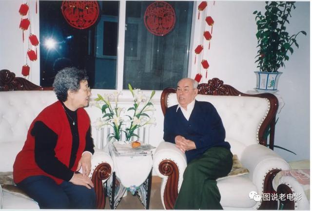 他是八一厂饰演美国人专业户，却是位传奇一生的革命军人、导演