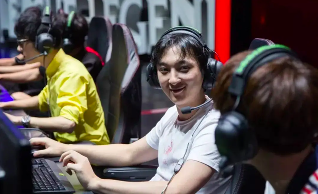 揭露真实的王思聪，舔狗的生活很接地气，喝酒爱划拳，喜欢凑热闹