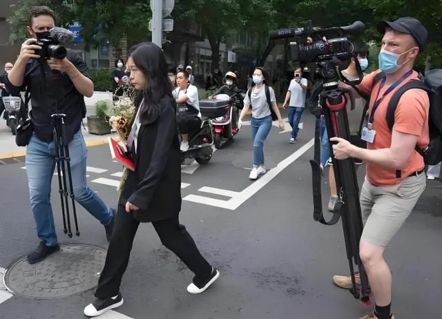 央视主持朱军罕见露面，断崖式衰老令人唏嘘，赢了官司事业却毁了