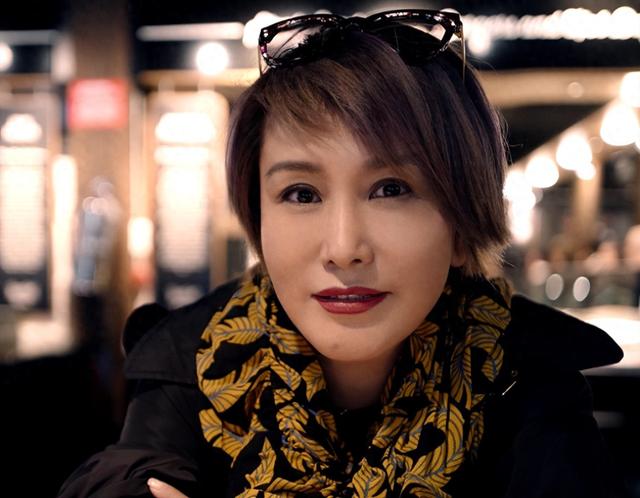 演员王茜：嫁大23岁导演徐庆东，丈夫劳累病逝，她的选择让人泪目