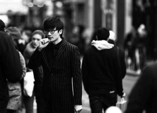 不带脏字骂人,许嵩为何看不惯娱乐圈?歌词里面有解释:别咬我