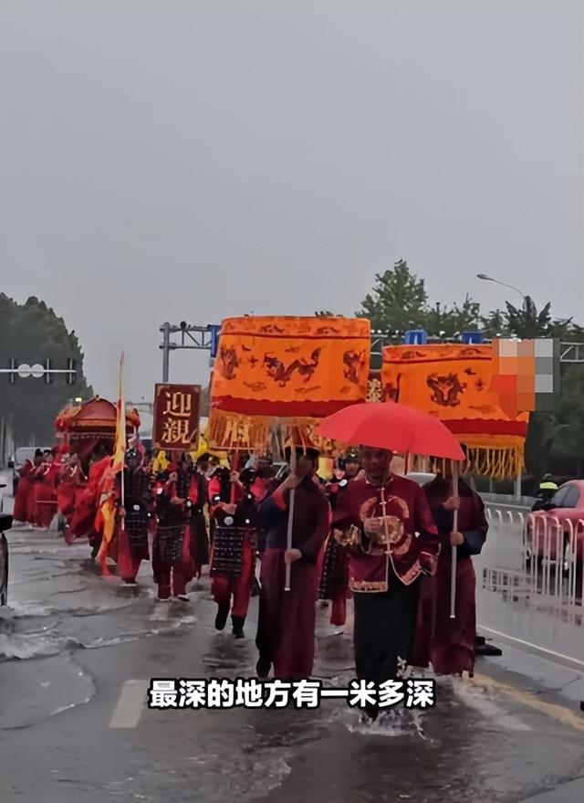 太疯狂了！暴风雨中的满分婚礼！真真是“风雨无阻”啊！