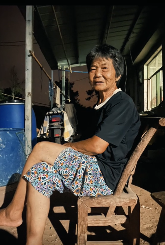 湖南女孩被誉为抖音“余华”，文笔细腻回忆童年，外婆是唯一女主