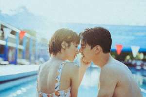 泳池吻戏(Lulu黄路梓茵突破尺度　泳池旁吻上林柏宏羞「情不自禁」)