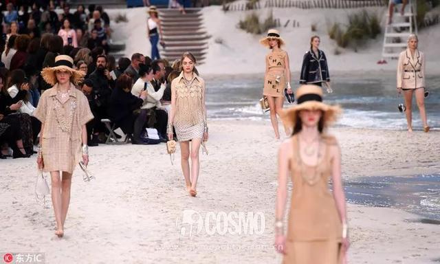 拖鞋要带点跟才好看