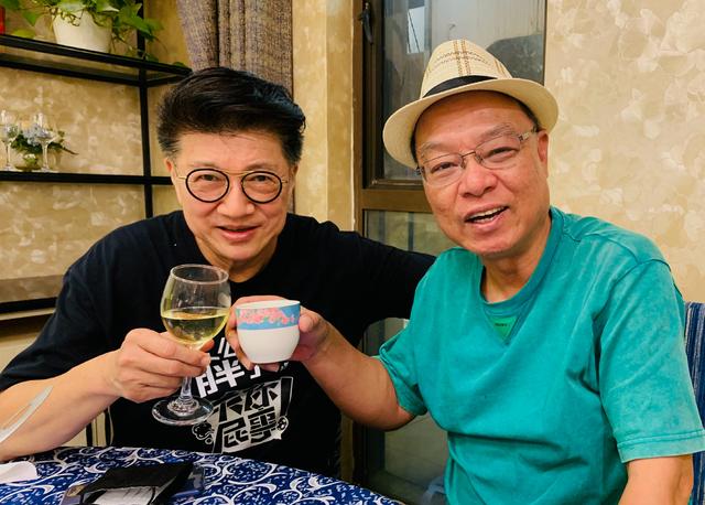 70岁港星定居内地近况，二婚娶小21岁娇妻，开店卖烧鹅粉身家过亿