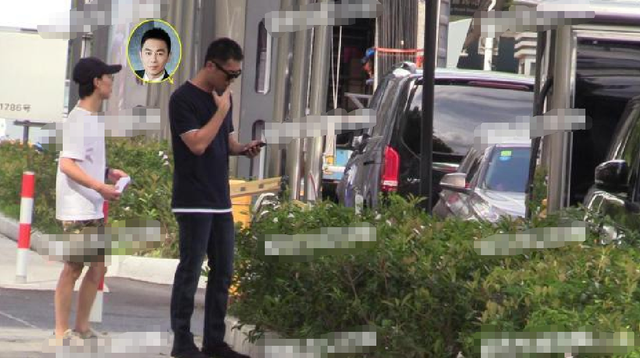 35岁朱亚文化身“老烟民”，街边吸烟气势足，抽完举动令网友惊讶