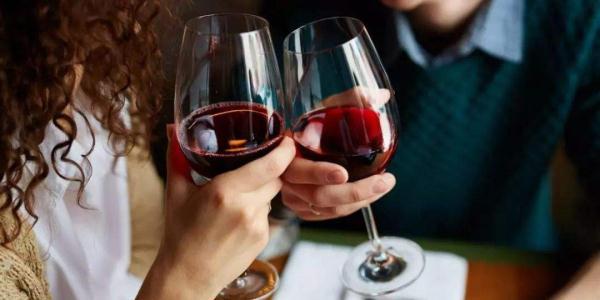 酗酒不能让男人快乐，却能让女人更愉悦