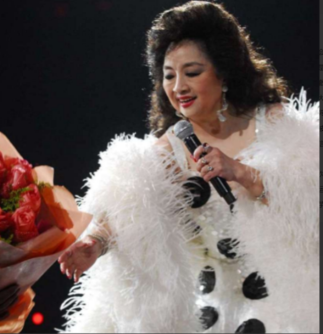 她宁愿离婚也不愿意把国籍换成美国，春晚破例第一人，74岁仍单身