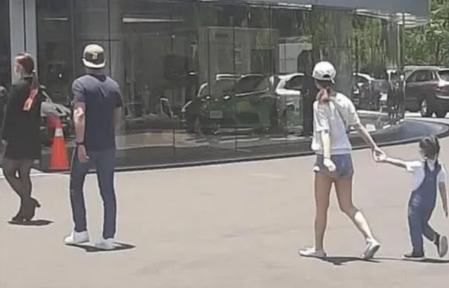 5岁霍小茹近况，暴风抽高似花仙子，人小鬼大学霍建华给妈妈敬酒