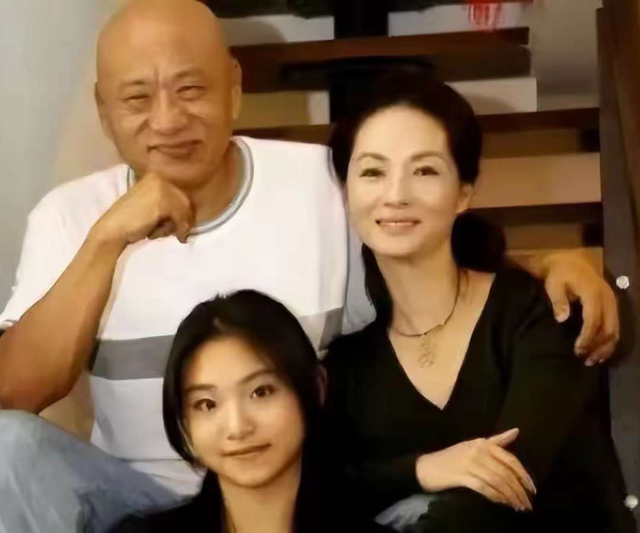 嫁大18岁的凌峰，婚后丈夫不给生活费，青岛美女的贺顺顺图什么