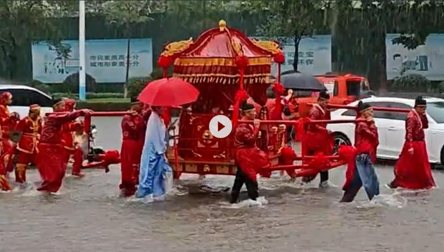 太疯狂了！暴风雨中的满分婚礼！真真是“风雨无阻”啊！