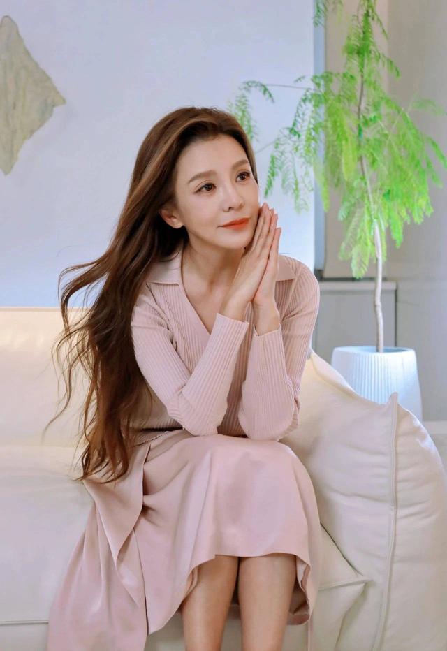 元宵晚会小撒太搞笑了，朱迅疑整容五官大变，51岁看着像20岁姑娘