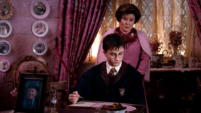 《哈利波特与凤凰社》重映，乌姆里奇是如何一步步控制霍格沃兹的