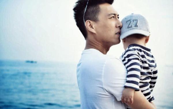 靳东分享俩儿子日常，小儿子会喊爸爸了，大儿子长大了会拍照